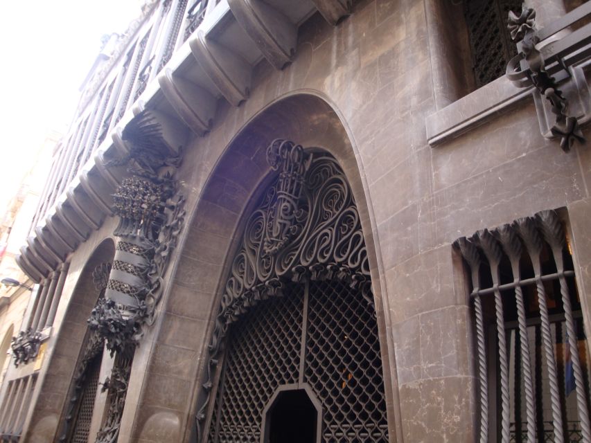 Barcelona: German City Tour from Gaudí's Perspective - Practical logistics: weather, pace, and staying comfortable