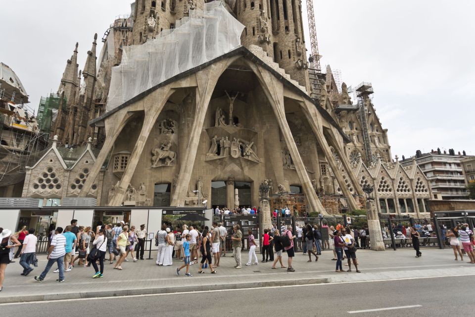 Barcelona: Go City Explorer Pass - Choose 2 to 4 Attractions - City Views Made Easy: Hop-on Hop-off Bus and Montjuïc Cable Car
