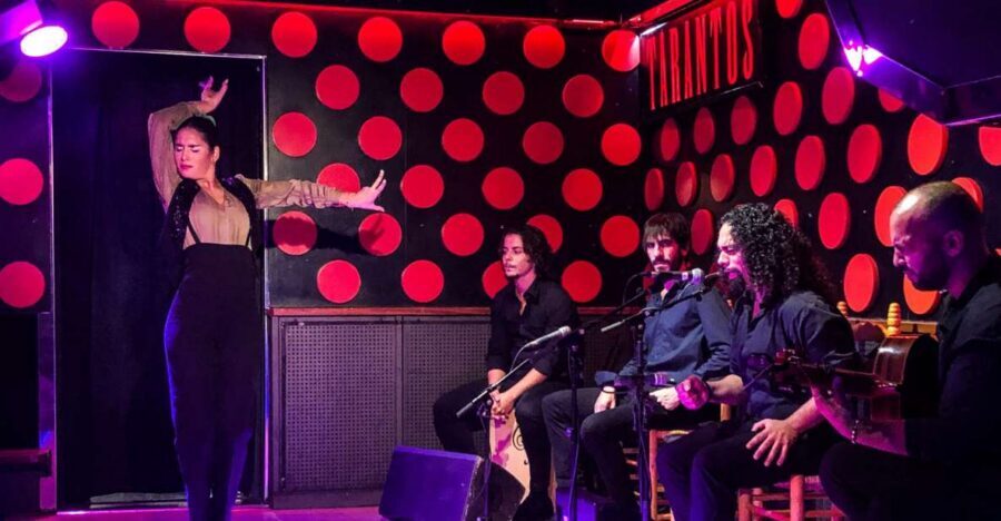 Barcelona: Gothic Quarter and Flamenco Show (Small Group) - Why the Gothic Quarter Looks Better After Dark