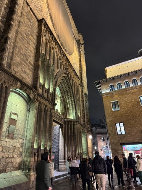 Barcelona: Gothic Quarter By Night Guided Walking Tour - Barcelona Cathedral Moments You Can Actually Place