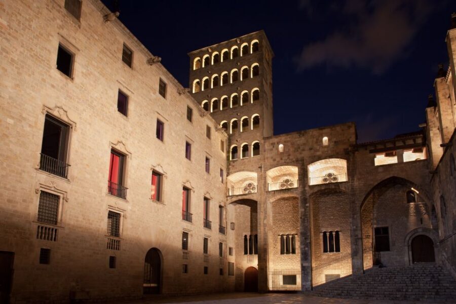 Barcelona: Gothic Quarter Guided Tour with Flamenco & Tapas - Guide energy and language options: English, Korean, Japanese, Chinese