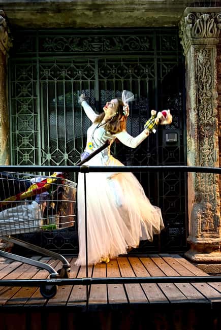 Barcelona: Gothic Quarter immersive walking tour - Plaça del Rei: crown-try moment, sweets, and a wish you carry