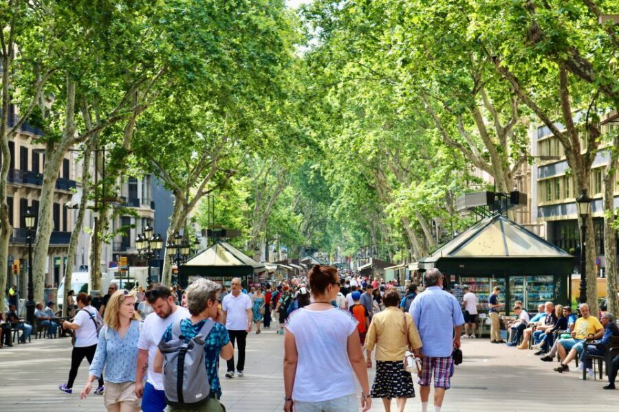 Barcelona: Gothic Quarter & La Sagrada Familia Private Tour - Hotel pickup to the Gothic Quarter: how the day flows