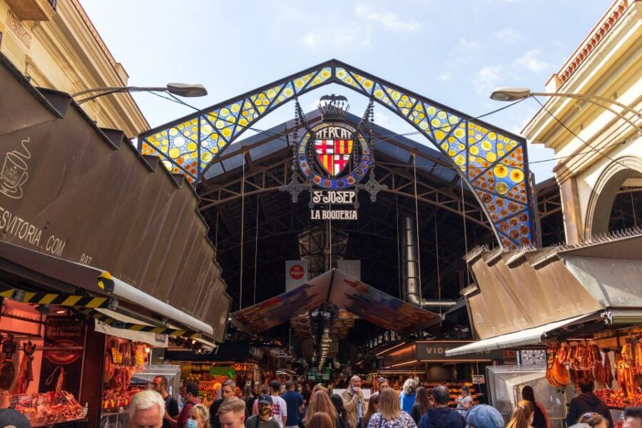 Barcelona: Gothic Quarter & La Sagrada Familia Private Tour - Gothic Quarter walking: medieval lanes and today’s Barcelona habits