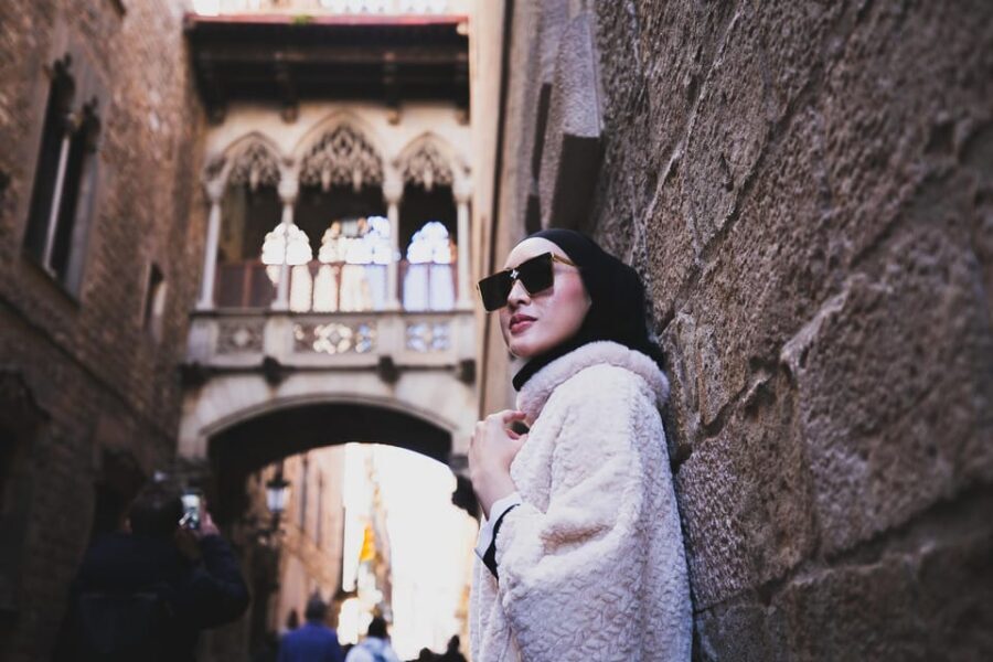 Barcelona: Gothic Quarter Private Photoshoot Experience - Extra Photos Without Pressure: How the Buying Part Works