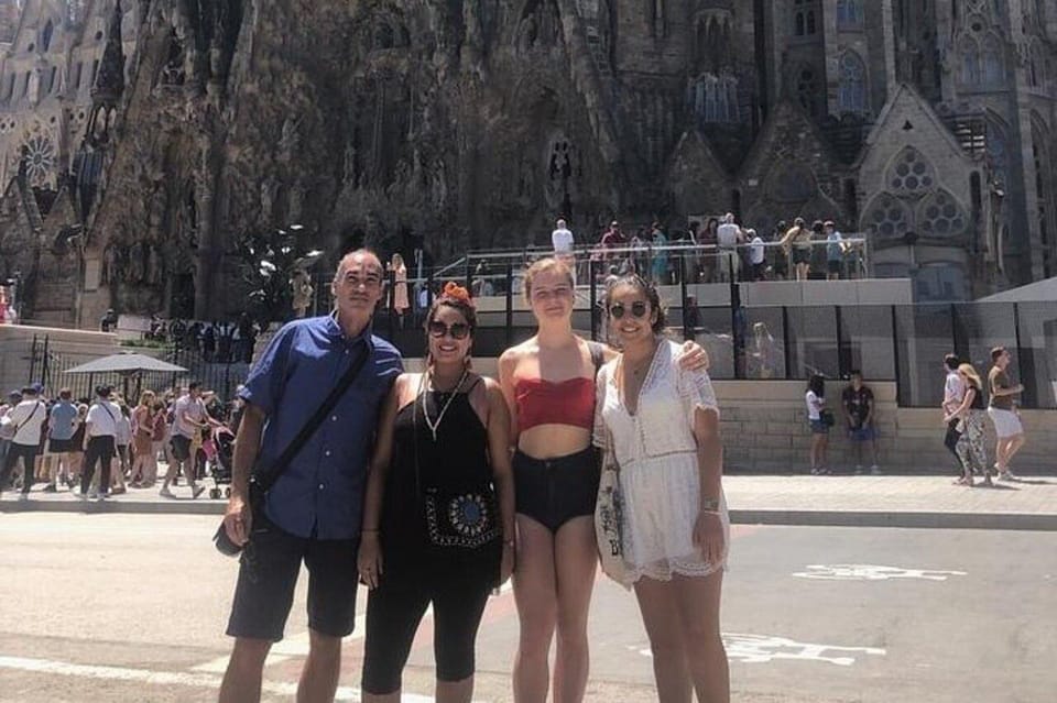 Barcelona Gothic Quarter Walking Tour - Guides, pacing, and how you’ll actually hear the story