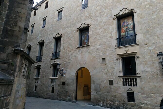 Barcelona Gothic Quarter Walking Tour with Tapas - Start at Plaza de Catalunya: your orientation fast-forward