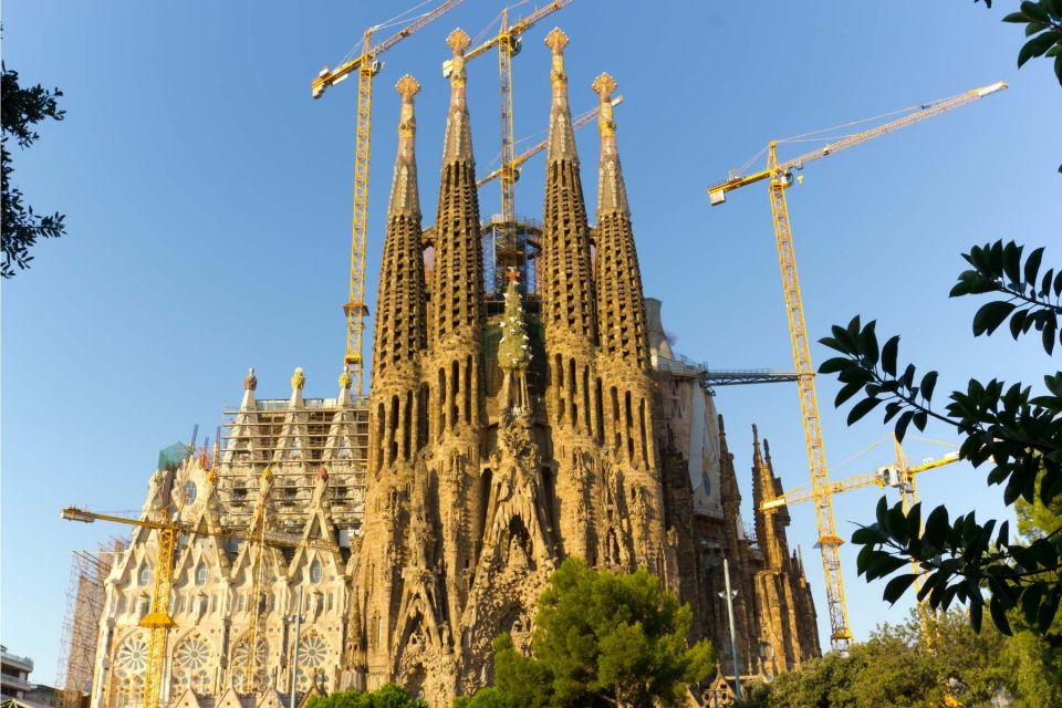 Barcelona: Guided Sagrada Familia Tour & Skip-The-Line Entry - Skip-the-line entry: what it really changes in a 2-hour tour