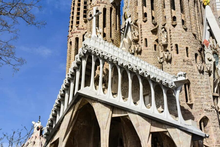 Barcelona: Guided tour e-bike Barcelona historical and modernist Barcelona - Sagrada Familia: Why a Guided Short Stop Still Clicks