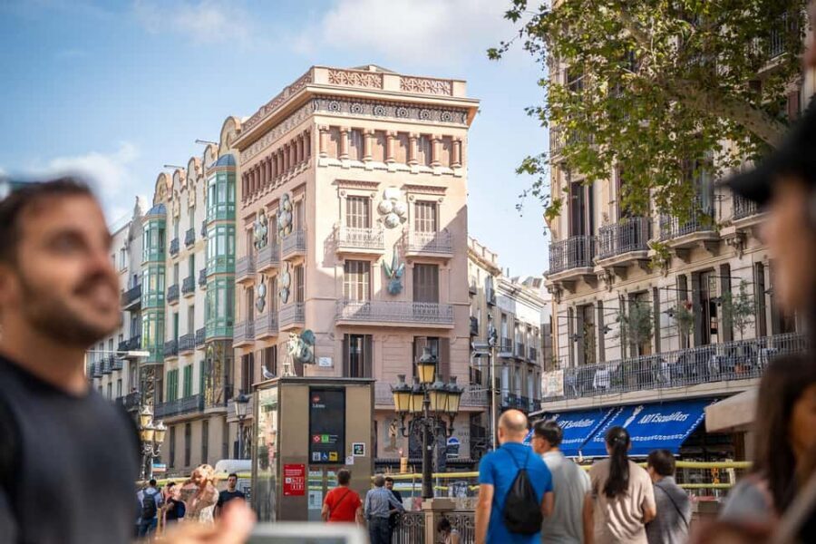 Barcelona guided tour in French - Meeting Plaça Reial: the start that sets the tone