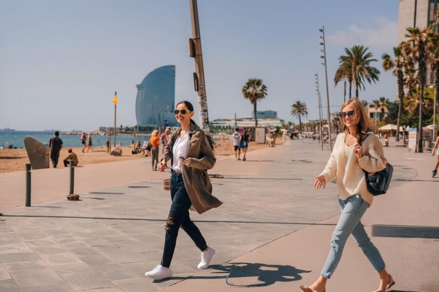 Barcelona: Guided Walking City Tour, Cable Car & Boat Ride - Starting Near Fuente Magica de Montjuic: Easy to Find, Easy to Misjudge Timing