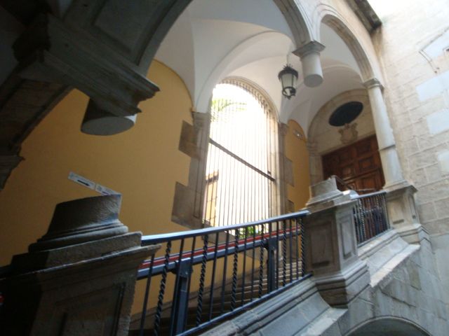 Barcelona: Hidden Secrets City Tour in German or English - Decoding the “hidden side”: what you’re actually doing on the tour