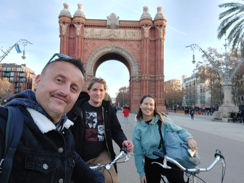 Barcelona Highlights Bike Tour - Small group energy with Oscar: what to expect from the guide