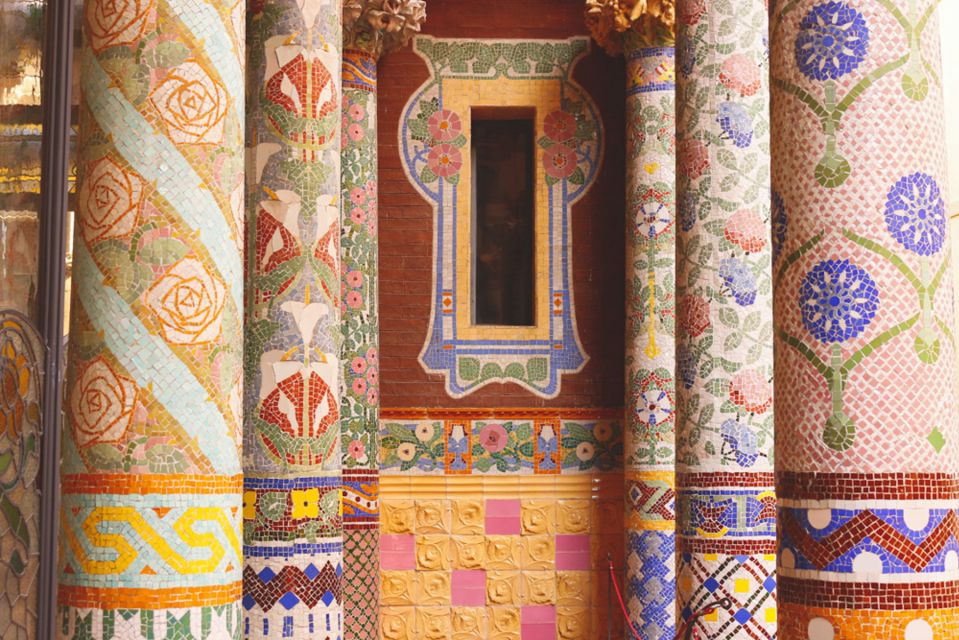 Barcelona: Highlights & Gems Private Tour with Tapa & Drink - Gothic Quarter essentials: Roman walls, old streets, and the Cathedral area