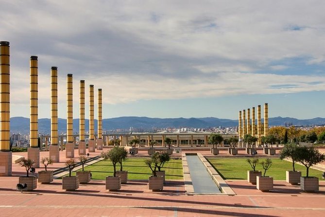 Barcelona Highlights & Montserrat with Port or Hotel Pick Up - Passeig de Gràcia to the Apple of Discord: Quick Stops, Good Context