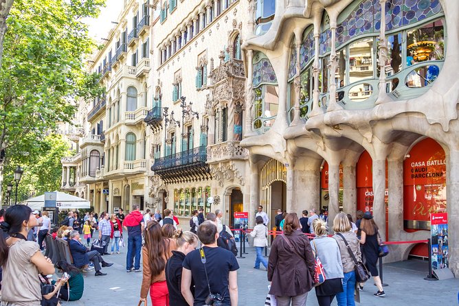 Barcelona Highlights & Montserrat with Port or Hotel Pick Up - Montserrat Drive and National Park Time: The Change of Pace