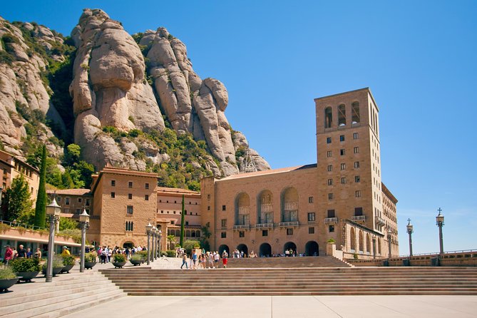 Barcelona Highlights & Montserrat with Port or Hotel Pick Up - Montjuïc Castle and Olympic Views: Barcelona’s Best Orientation Stop