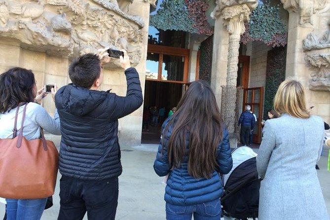Barcelona: Highlights of Sagrada Familia Max 6 People Guided Tour - Inside Sagrada Familia: what the guide helps you see