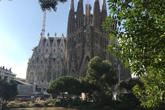 Barcelona: Highlights of Sagrada Familia Max 6 People Guided Tour - Dress code: the practical rule that can ruin your day