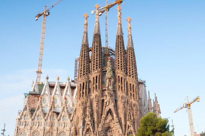 Barcelona: Highlights of Sagrada Familia Max 6 People Guided Tour - Getting to the tour start on Av. de Gaudí (and what to expect)