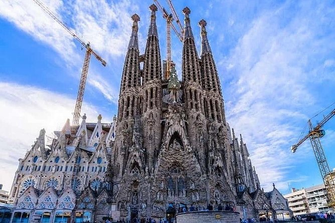 Barcelona Highlights Private Guided Tour - Sagrada Familia Inside: What the Extra €28/person Covers