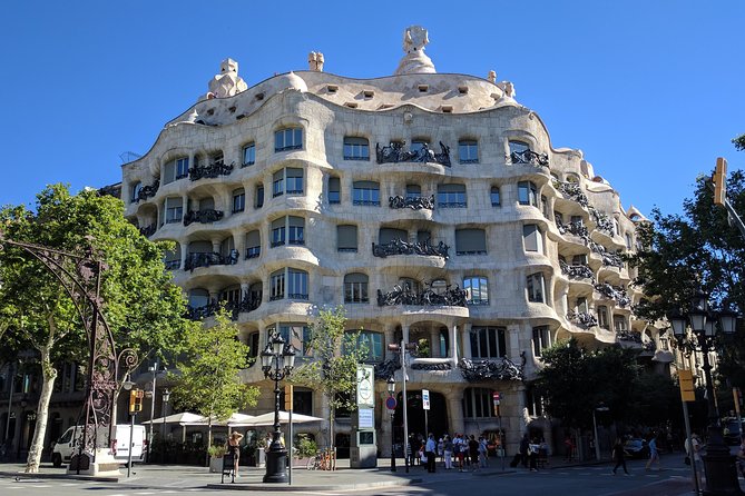 Barcelona Highlights Private Tour in a chauffeured Mercedes-Benz - Montjuïc, Pl. d’Espanya, and Passeig de Gràcia: a quick orientation lap