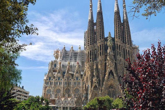 Barcelona Highlights Private Tour with Driver and Official Guide - Getting picked up and not wasting your first hour