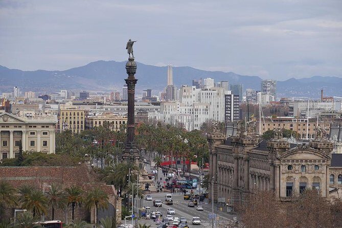 Barcelona Highlights Private Tour with Driver and Official Guide - Passeig de Gràcia: modernist Barcelona’s main runway