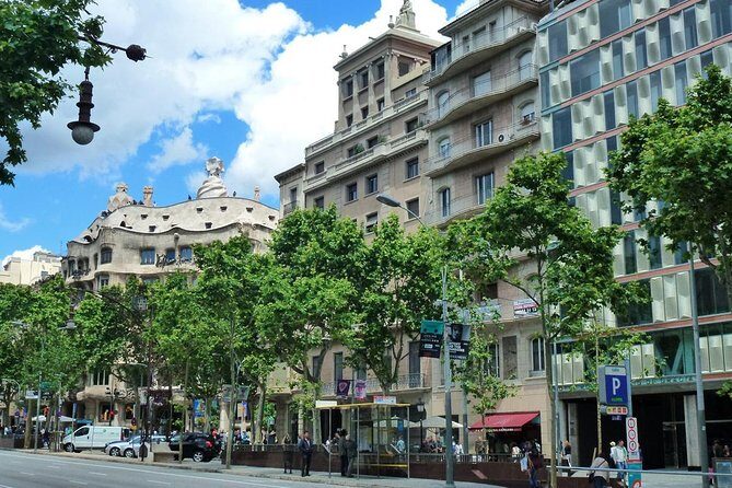 Barcelona Highlights Private Tour with Driver and Official Guide - Las Ramblas: the classic starting line between city center and the old port