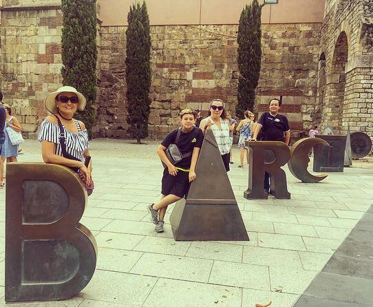 Barcelona Highlights & Secrets Private Tour with Tapa & Drink - Barri Gòtic: Where the Streets Feel Like a Puzzle