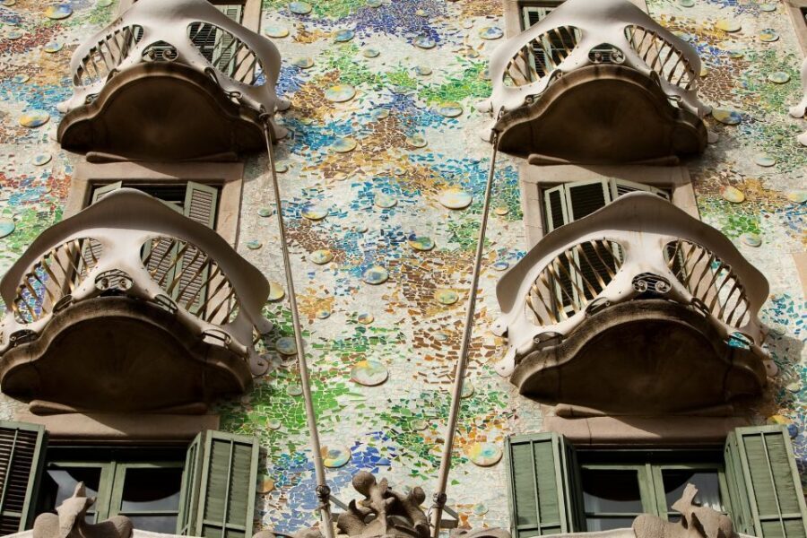 Barcelona Highlights Small Group Half-Day Tour with Pickup - Passeig de Gràcia: modernist icons without the stress