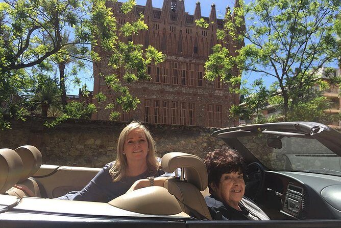 Barcelona in a Convertible - Private Guided Tour - Sagrada Familia outside: a quick photo stop that helps you place the landmark