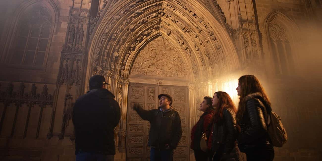 Barcelona: Killers, Witches & Inquisition Old Town (day/eve) - Where the tour starts: Plaça de Catalunya and a white umbrella