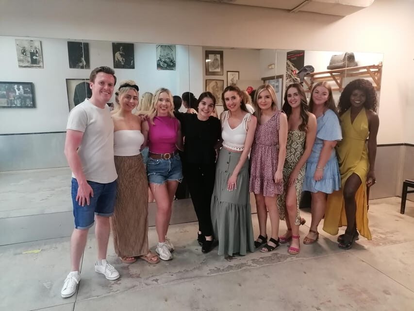 Barcelona: Latin Dance & Salsa Class Experience - Plaça de Catalunya Meeting Point and Arrival Flow