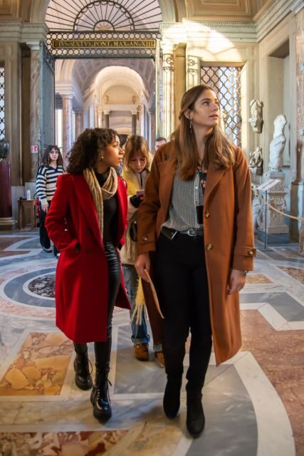 Barcelona: Marvels of Barcelona Walking Tour - What the guide brings: humor, questions, and momentum