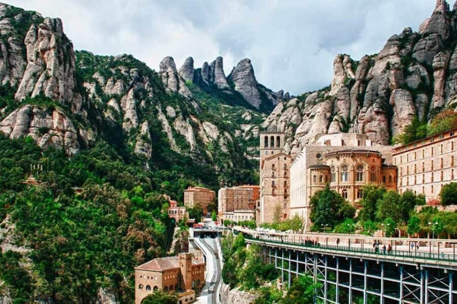 Barcelona: Monserrat, Castle and Salt Private Tour - Cardona Castle: Modern Fortress + Minyona Tower + San Vicente