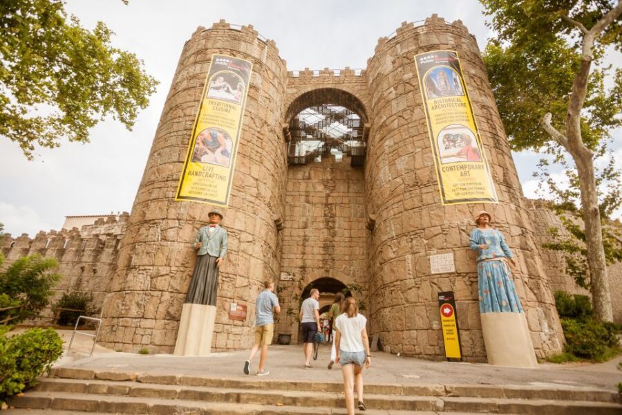 Barcelona Montjuic Three-Hour Bike Tour - Plaza de Espana and the climb up Avinguda de la Reina Maria Cristina