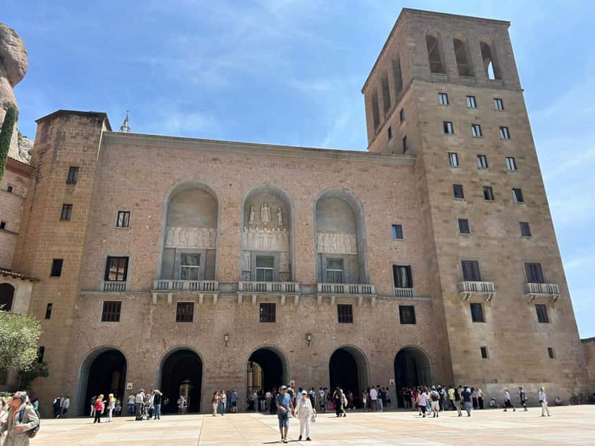 Barcelona: Montserrat Tour with Transport & Basilica Option - Photo stops and the coach return: how the day stays paced