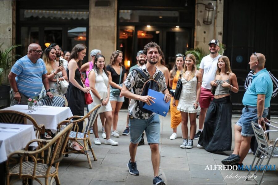 Barcelona: Old Town Guided Walking Tour - Travellers Nest Bar: A Simple Start You’ll Actually Find