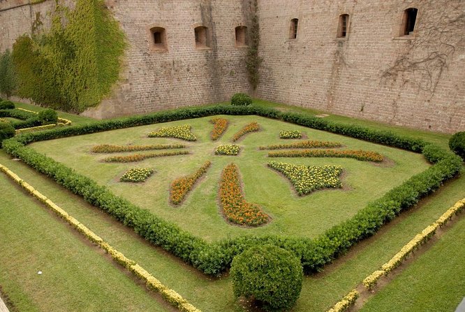 Barcelona: Old Town, Montjuic Castle, Cable Car Small Group Tour - Key highlights you’ll feel right away