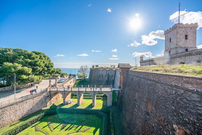 Barcelona: Old Town, Montjuic Castle, Cable Car Small Group Tour - Montjuïc cable car and funicular: the viewpoint you pay for