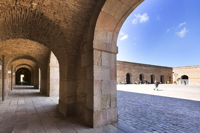 Barcelona: Old Town, Montjuic Castle, Cable Car Small Group Tour - Parc de Montjuïc: 360-degree views when the sky cooperates