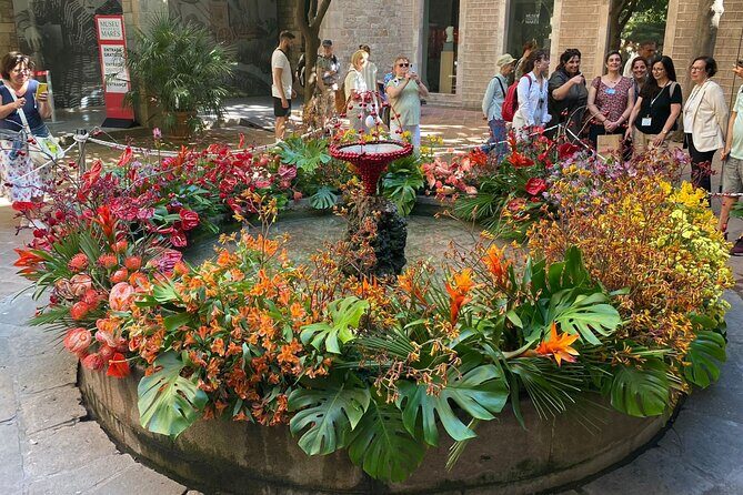 Barcelona Old Town Tour With Optional Flamenco Show - Placa Sant Miquel and the human-pyramid monument story