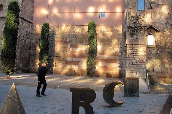 Barcelona Old Town walking tour with official guide - Barcelona Cathedral: The Big Gothic Anchor (With One Entrance Ticket Catch)