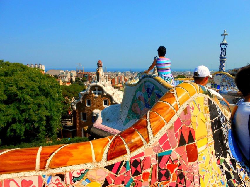 Barcelona: Park Güell Guided Tour with Fast-Track Access - What the starting stop really is: check-in, signage, and getting into the right flow