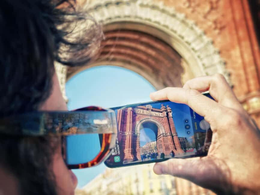 Barcelona: Phone Photography Tips & Tricks - Park & Old Town - Meeting Onno at Arc de Triomf (white umbrella under the arch)