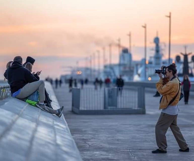 Barcelona: Photographic Madness at Barceloneta Beach - Photo madness, minus the stress