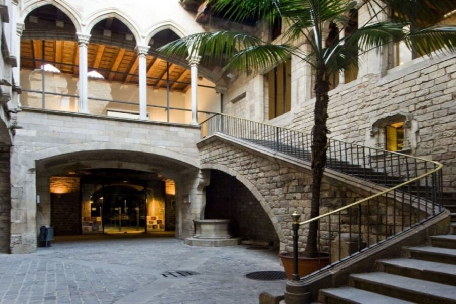 Barcelona: Picasso Museum Tour with Moco Museum Ticket - Meeting at Plaça del Fossar de les Moreres: the logistics that matter