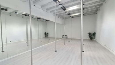 Barcelona: Pole Dancing Class - Inside the 60 minutes: warm-up, basic tricks, spins, and a mini-choreo