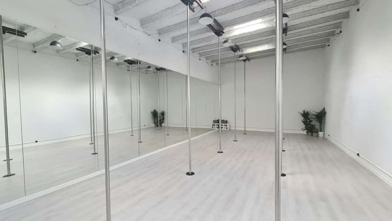 Barcelona: Pole Dancing Class - Inside the 60 minutes: warm-up, basic tricks, spins, and a mini-choreo